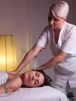Melissa Ceroni facilitatrice olistica e insegnante yoga 6 Melissa Ceroni durante un massaggio olistico psicosomatico