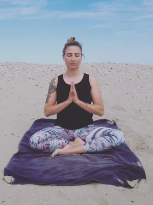 Melissa Ceroni facilitatrice olistica e insegnante yoga 5 Melissa Ceroni durante una meditazione